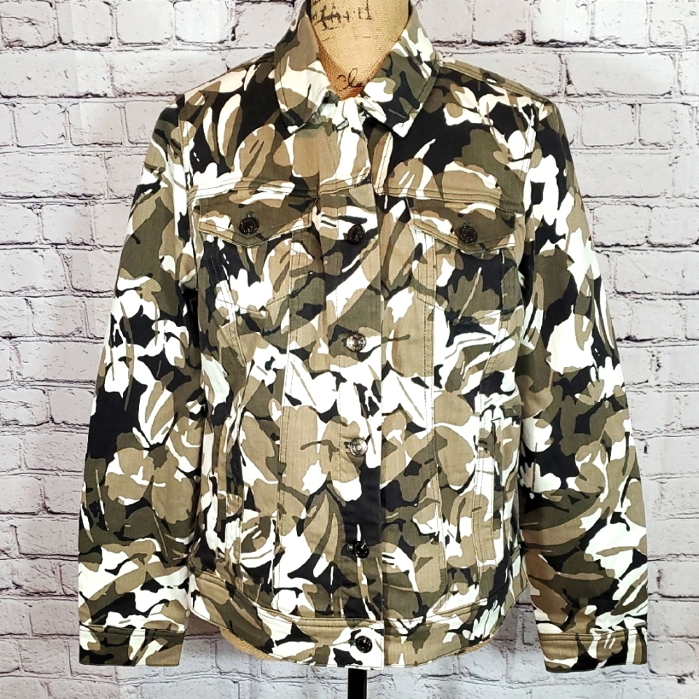 Chico's Camo Floral Print Denim-Style Jacket — Chico's Size 1 — US Size M/8 NWT